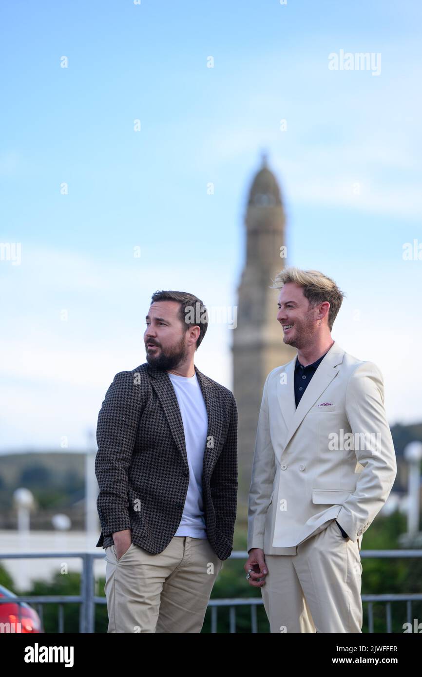 Martin Compston (links) und Phil MacHugh im Waterfront Cinema in Greenock vor der Vorschau ihrer neuen Serie, Martin Compstons Scottish Fling. Bilddatum: Montag, 5. September 2022. Stockfoto