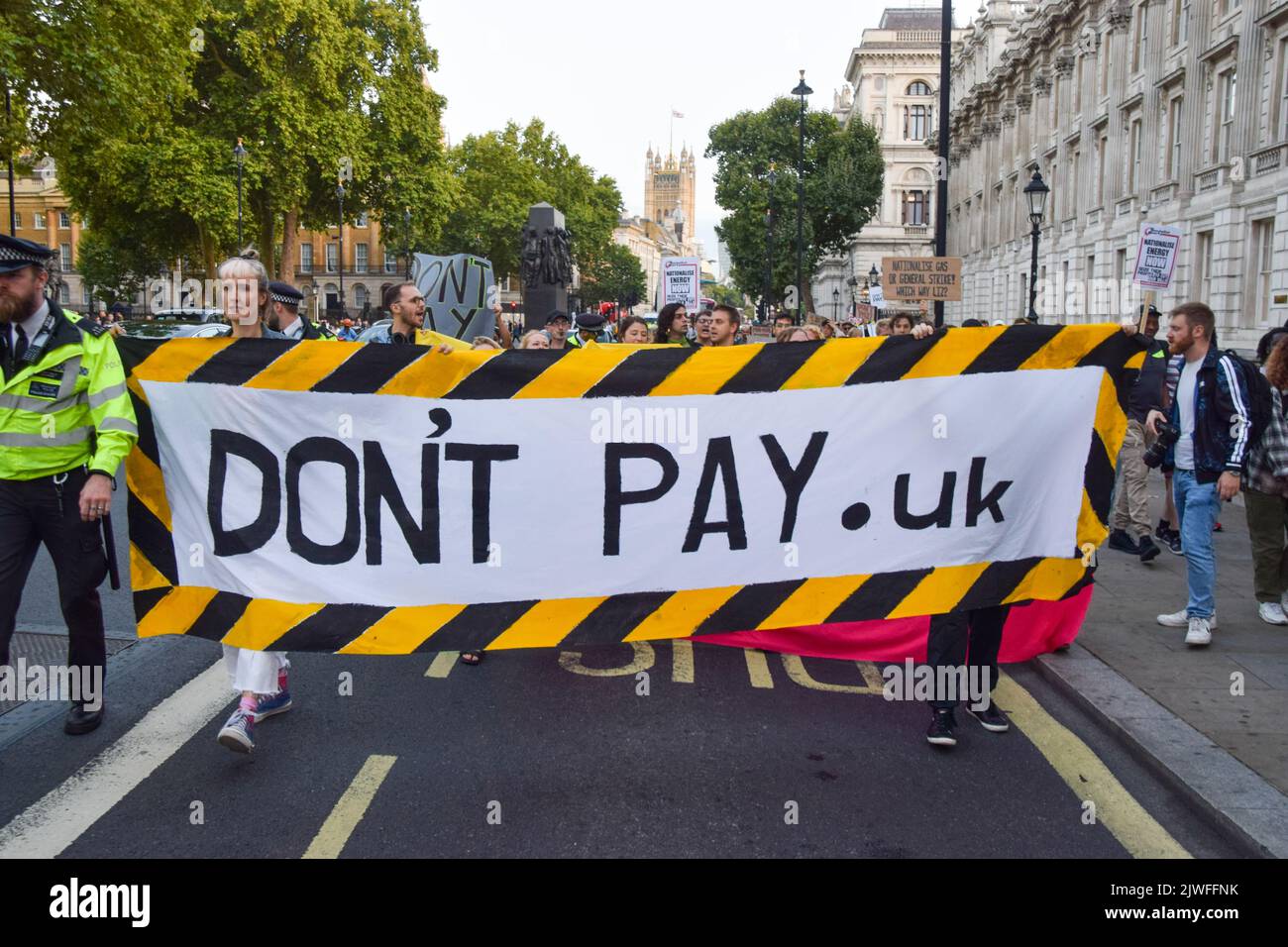 London, Großbritannien. 5.. September 2022. Die Demonstranten marschieren in Whitehall, Teil der „Don’t Pay“-Kampagne gegen massive Energiepreiserhöhungen, als Liz Truss die Rolle des Premierministers übernimmt. Über 160.000 Menschen haben sich für die Kampagne angemeldet und werden ihre Zahlungen an Energieversorger am 1.. Oktober kündigen, wenn die Preise nicht sinken. Kredit: Vuk Valcic/Alamy Live Nachrichten Stockfoto