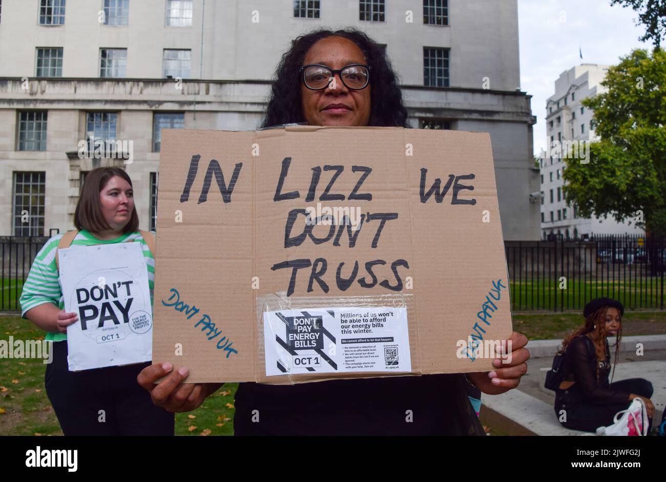 London, Großbritannien. 5.. September 2022. Demonstranten versammeln sich vor der Downing Street, Teil der Kampagne „Don’t Pay“ gegen massive Energiepreiserhöhungen, als Liz Truss die Rolle des Premierministers übernimmt. Über 160.000 Menschen haben sich für die Kampagne angemeldet und werden ihre Zahlungen an Energieversorger am 1.. Oktober kündigen, wenn die Preise nicht sinken. Kredit: Vuk Valcic/Alamy Live Nachrichten Stockfoto