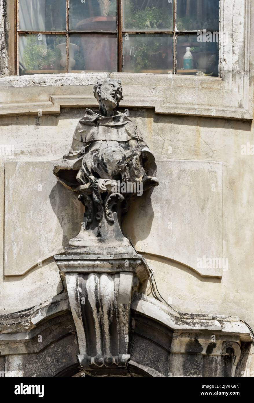 Skulptur über dem Eingang an der Fassade der St. Eukaristikkirche, der