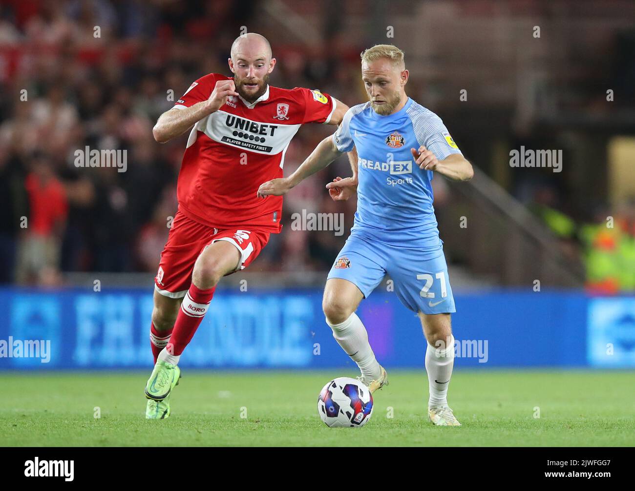 Middlesbrough, Großbritannien. 5. September 2022. Matthew Clarke von Middlesbrough fordert Alex Pritchard von Sunderland während des Sky Bet Championship-Spiels im Riverside Stadium, Middlesbrough, heraus. Bildnachweis sollte lauten: Lexy Ilsley/Sportimage Kredit: Sportimage/Alamy Live News Stockfoto