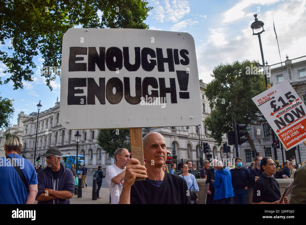 London, Großbritannien. 5.. September 2022. Demonstranten versammeln sich vor der Downing Street, Teil der Kampagne „Don’t Pay“ gegen massive Energiepreiserhöhungen, als Liz Truss die Rolle des Premierministers übernimmt. Über 160.000 Menschen haben sich für die Kampagne angemeldet und werden ihre Zahlungen an Energieversorger am 1.. Oktober kündigen, wenn die Preise nicht sinken. Kredit: Vuk Valcic/Alamy Live Nachrichten Stockfoto