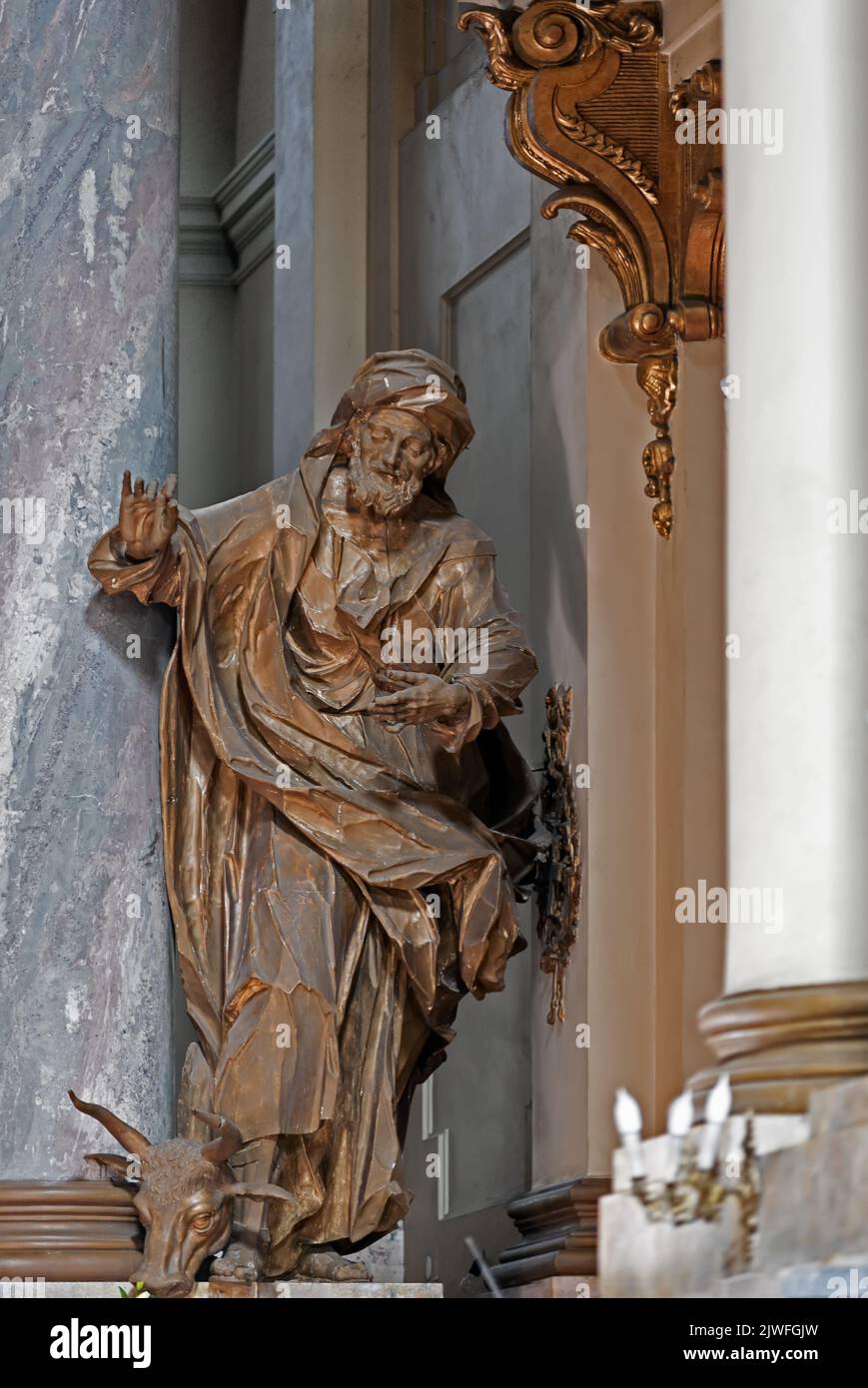 Figur des Evangelisten Lukas vom Altar der St. Eukaristikkirche, der ehemaligen Dominikanerkirche in Lviv, Ukraine Stockfoto