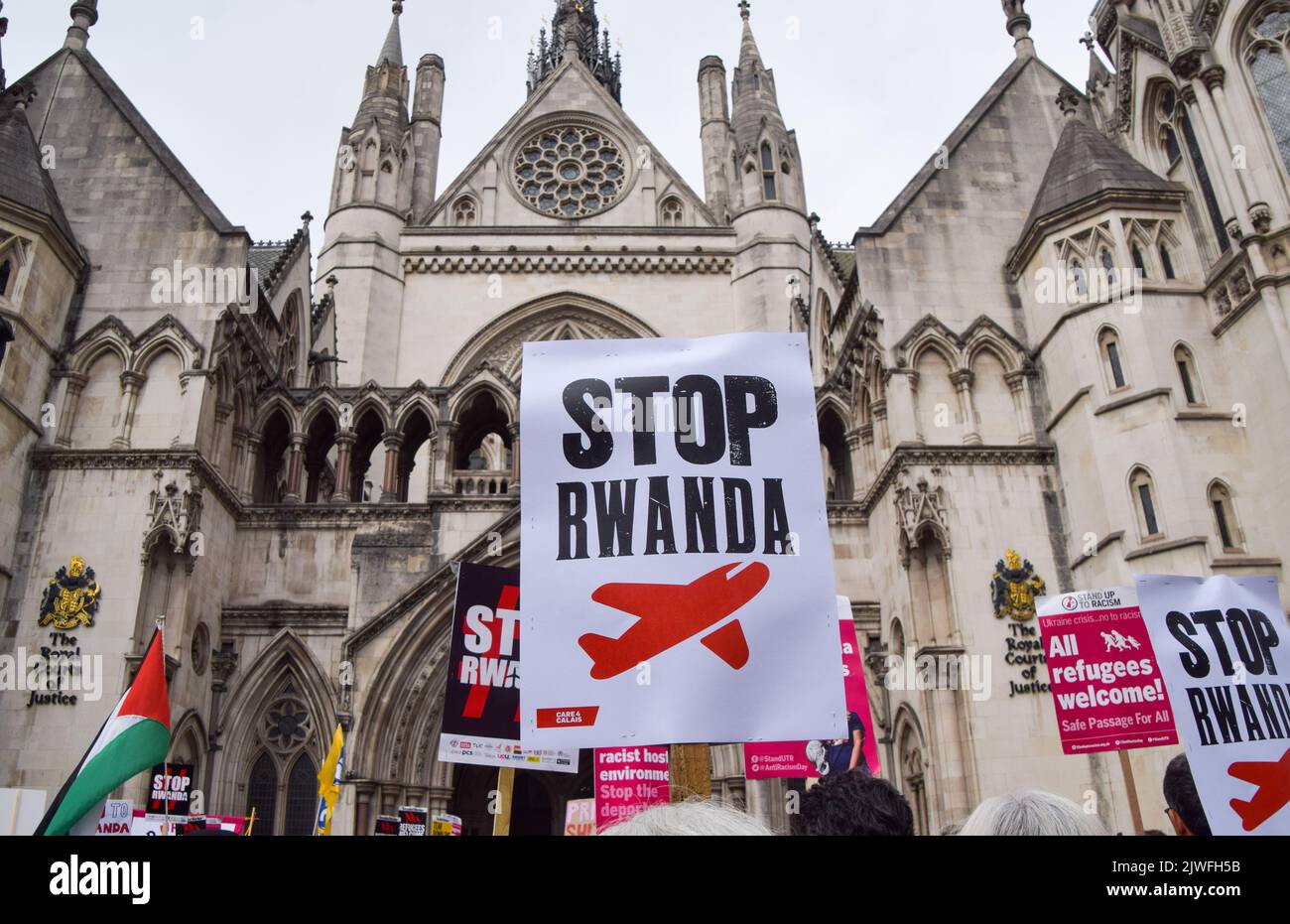 London, England, Großbritannien. 5. September 2022. Ein Protestler hält ein Plakat mit dem Aufschlag „Stoppt Ruanda-Flüge“. Protestierende für Flüchtlinge versammelten sich vor den königlichen Gerichtshöfen, als eine Klage vor dem Obersten Gerichtshof gegen die Entsendung von Flüchtlingen nach Ruanda erhoben wurde. (Bild: © Vuk Valcic/ZUMA Press Wire) Stockfoto