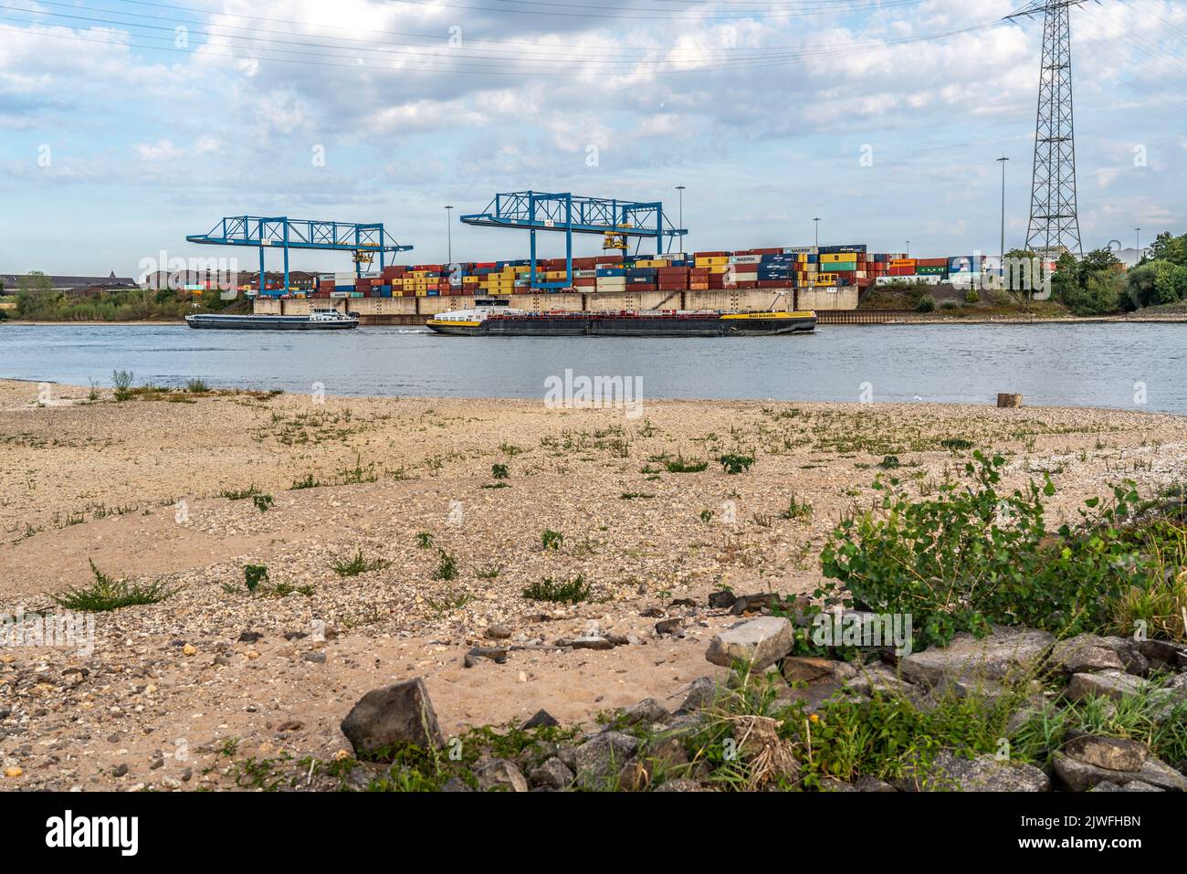 Containerumschlagplatz, Gateway West Terminal, Logport 2, Frachtschiff auf dem Rhein, bei extrem niedrigem Wasserstand, Duisburg, NRW, Deutschland Stockfoto