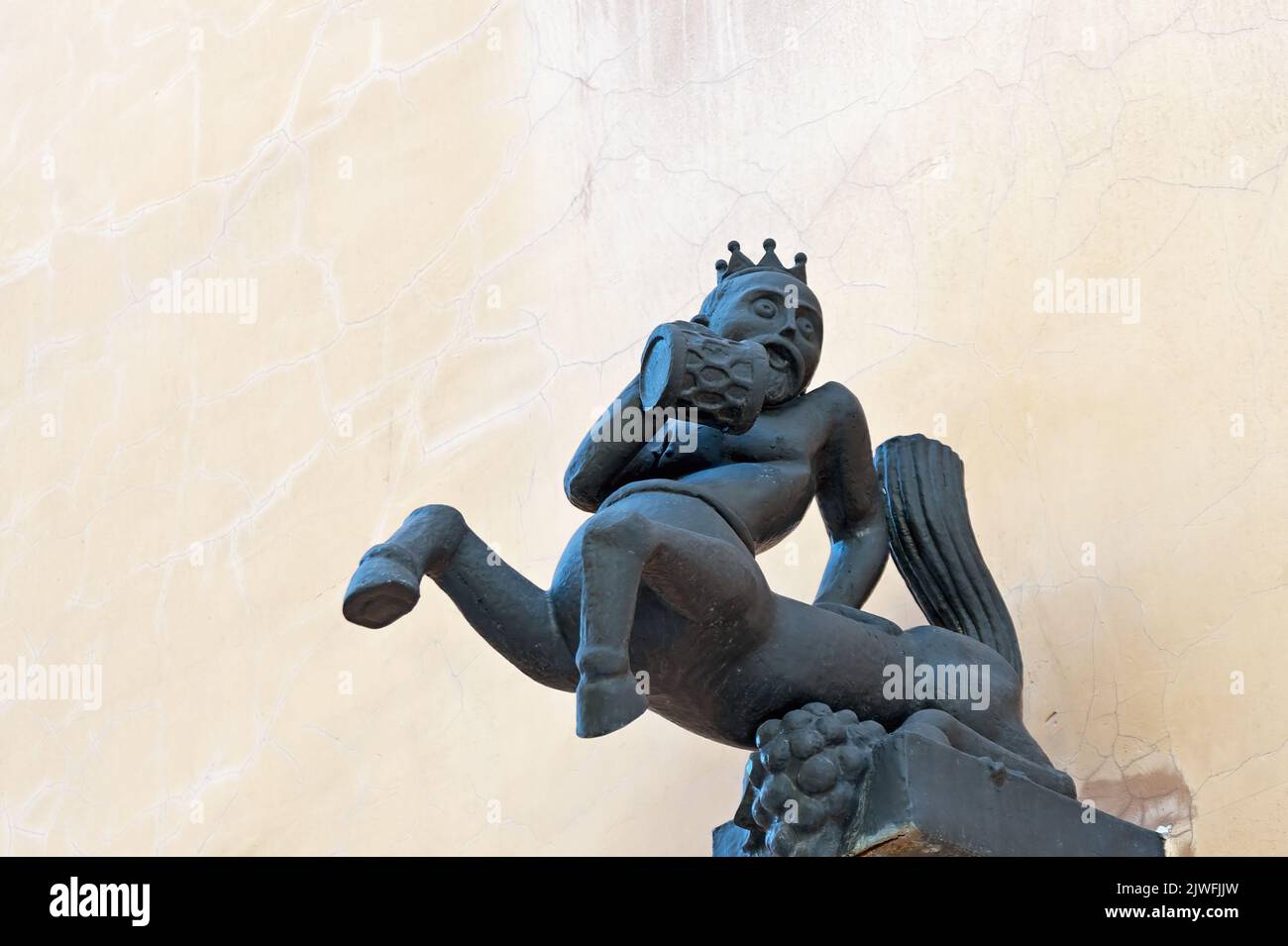 Skulptur eines betrunkenen Zentaurus mit leerem Tank an der Wand eines Hauses in Lviv, Ukraine Stockfoto