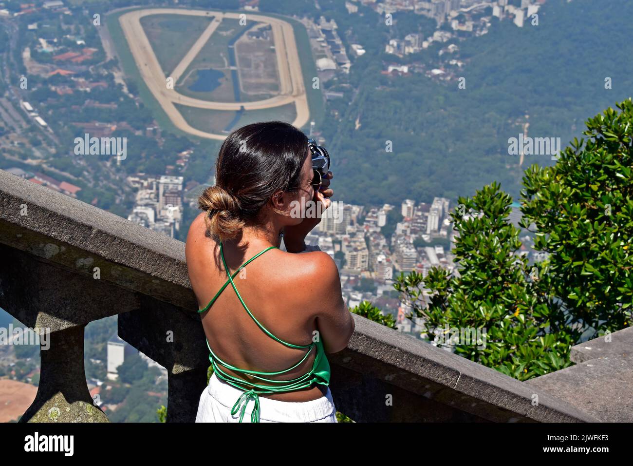 Junge brasilianerin fotografiert den Panoramablick auf Rio Stockfoto