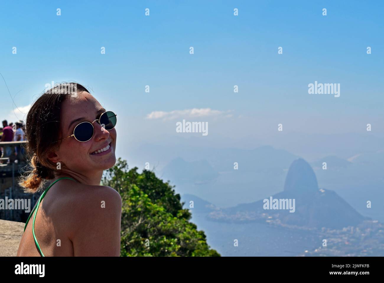 Brasilianisches Mädchen lächelt beim Blick auf den Zuckerhut, Rio de Janeiro Stockfoto