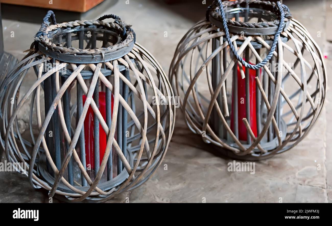 Zwei Kerzenständer mit roten Kerzen Stockfoto Zwei Kerzenständer mit roten Kerzen Stockfoto