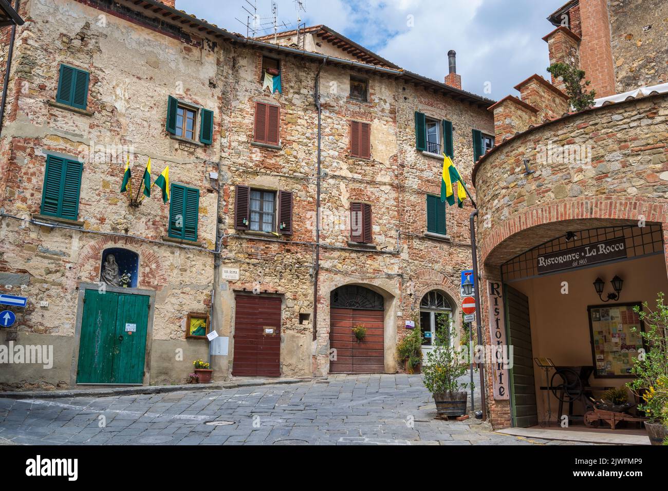 Via Roma von Porta San Giovanni in der mittelalterlichen Hügelstadt Lucignano im Val di Chiana in der Toskana, Italien Stockfoto