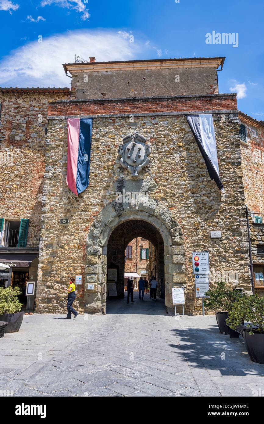 Außenansicht der Porta San Giusto in der mittelalterlichen Hügelstadt Lucignano im Val di Chiana in der Toskana, Italien Stockfoto