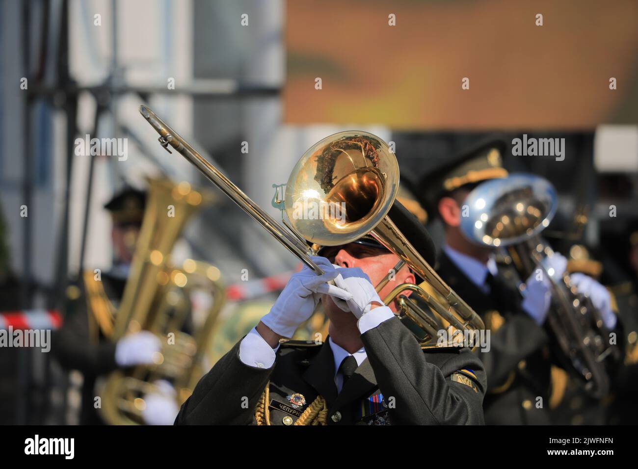 Kiew, Ukraine - 24. august 2021: Militärkapelle spielt am Unabhängigkeitstag der Ukraine in Kiew Trompete Stockfoto