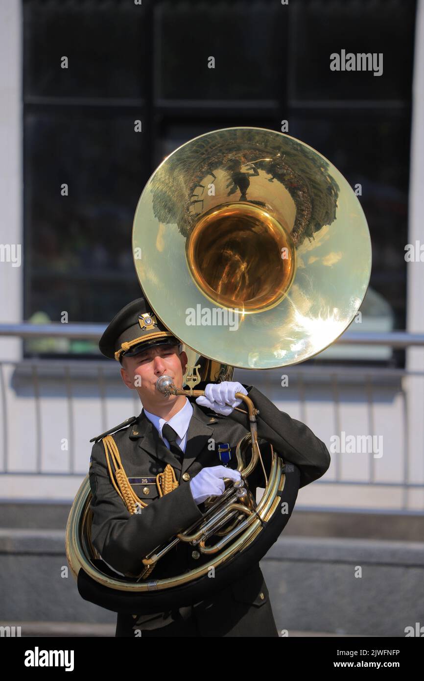 Kiew, Ukraine - 24. august 2021: Ein Mann aus einer Militärkapelle spielt den Bariton am Unabhängigkeitstag der Ukraine in Kiew Stockfoto