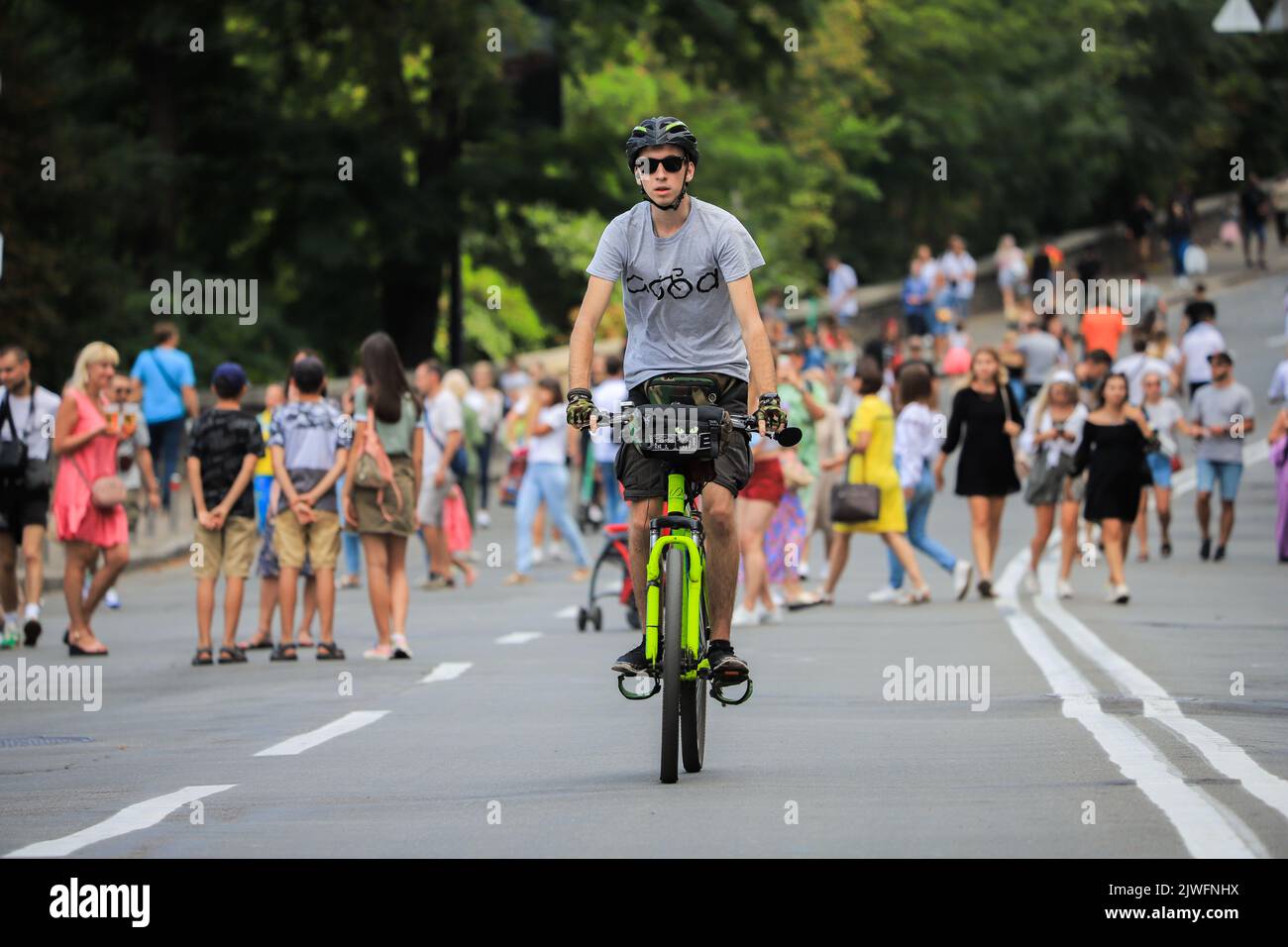 Kiew, Ukraine - 24. august 2021: Junger Mann fährt in der Stadt Kiew mit dem Fahrrad auf der Straße Stockfoto