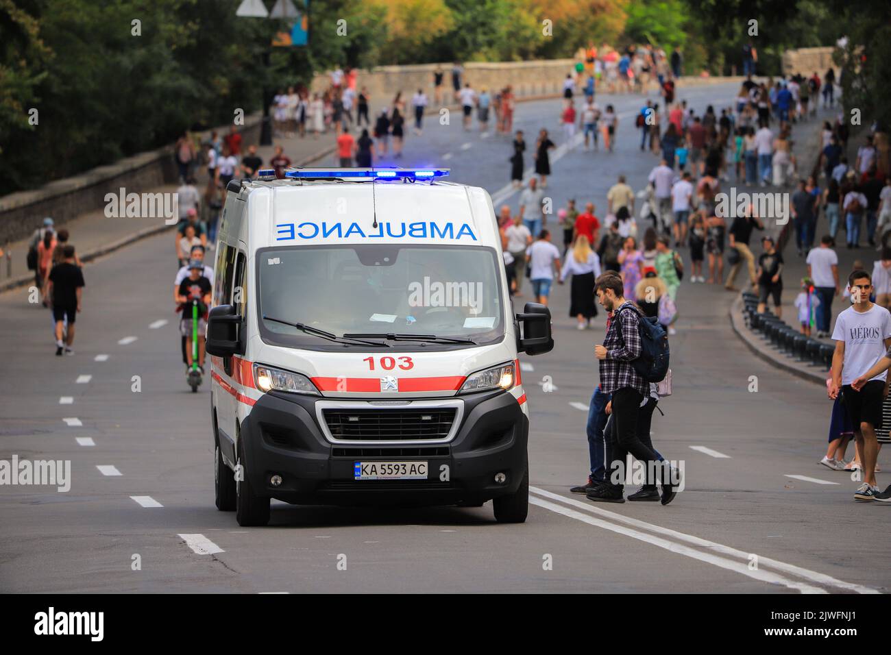 Ukrainische Krankenwagen fahren auf der Straße in Kiew Stadt Stockfoto