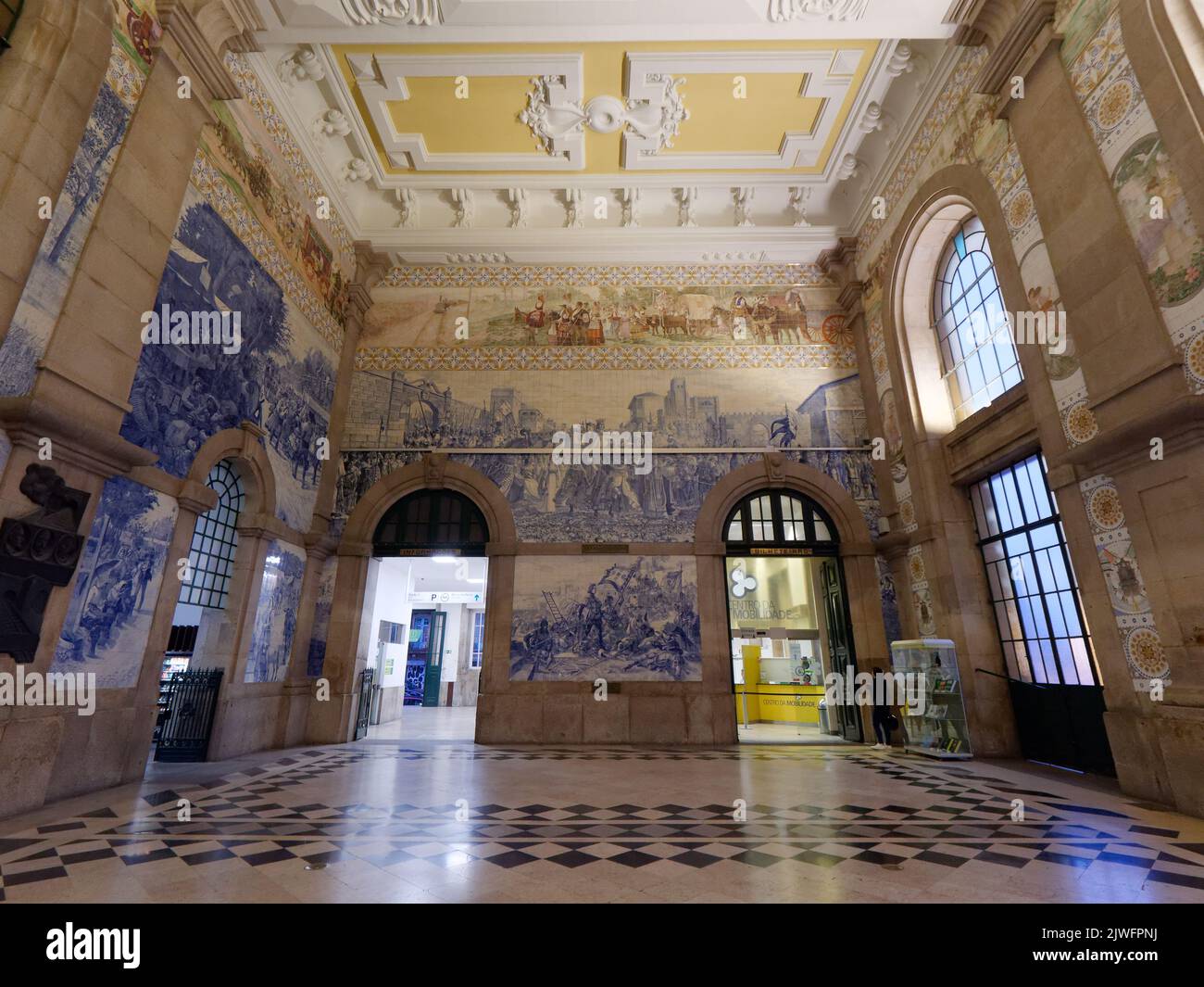 Das Innere des wunderschönen und historischen Bahnhofs Sao Bento in Porto umfasst die traditionellen portugiesischen blauen und weißen Azulejos-Fliesen. Portugal. Stockfoto