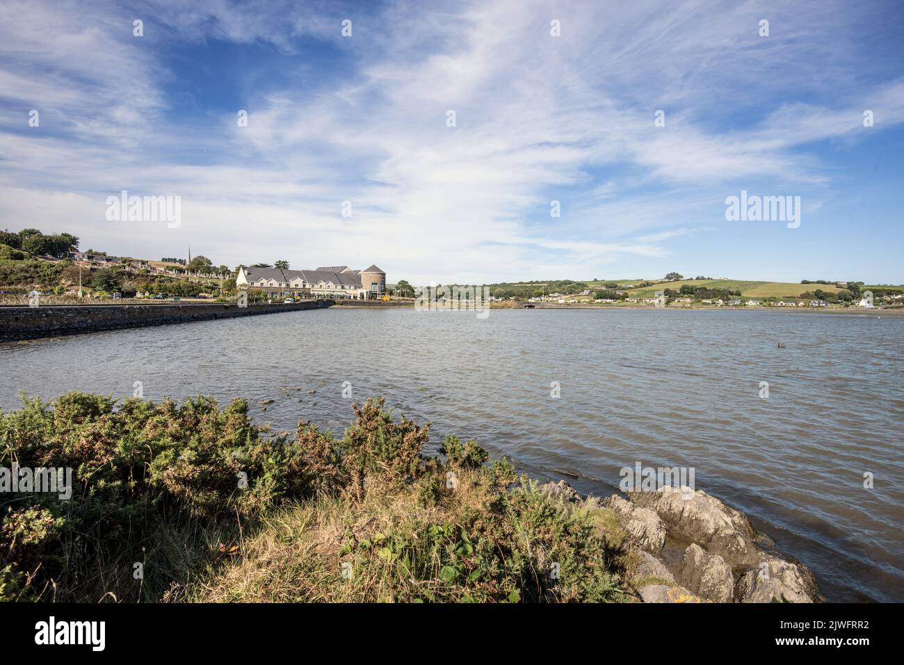 Celtic Ross Hotel, Rossarbery, Co Cork Ireland, mit seinem charakteristischen runden Turm, mit Blick auf eine Lagune und eine Gezeitenmündung. Stockfoto