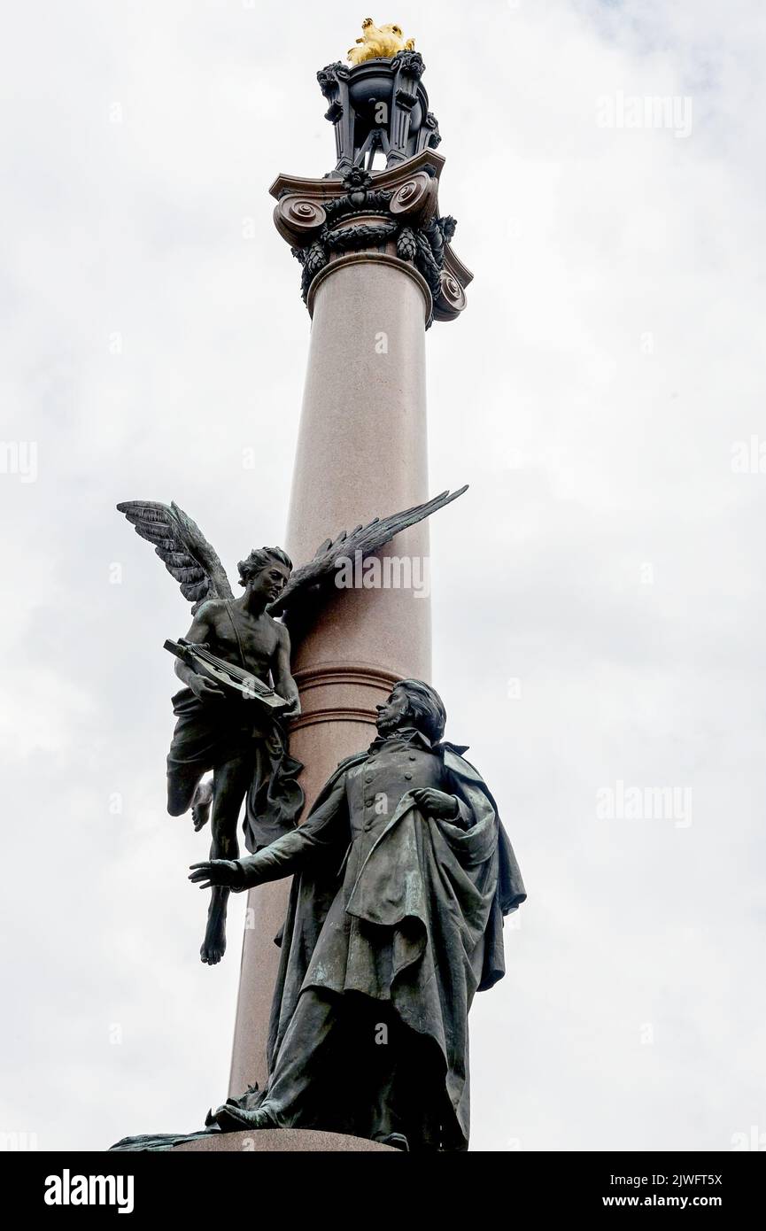Denkmal des polnischen Dichters Adam Bernard Mickiewicz mit geflügeltem Genie der Poesie mit Leier und goldenem Feuer auf der Oberseite in Lwiw, Ukraine Stockfoto