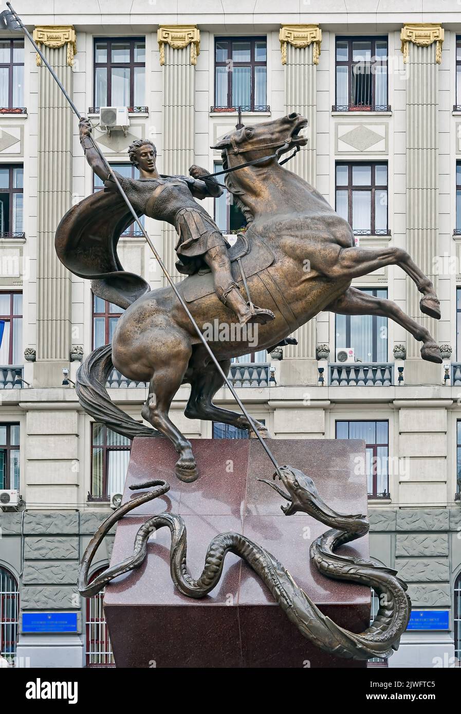 Reiterdenkmal für den Heiligen Georg, der den Drachen in Lviv, Ukraine, tötete Stockfoto