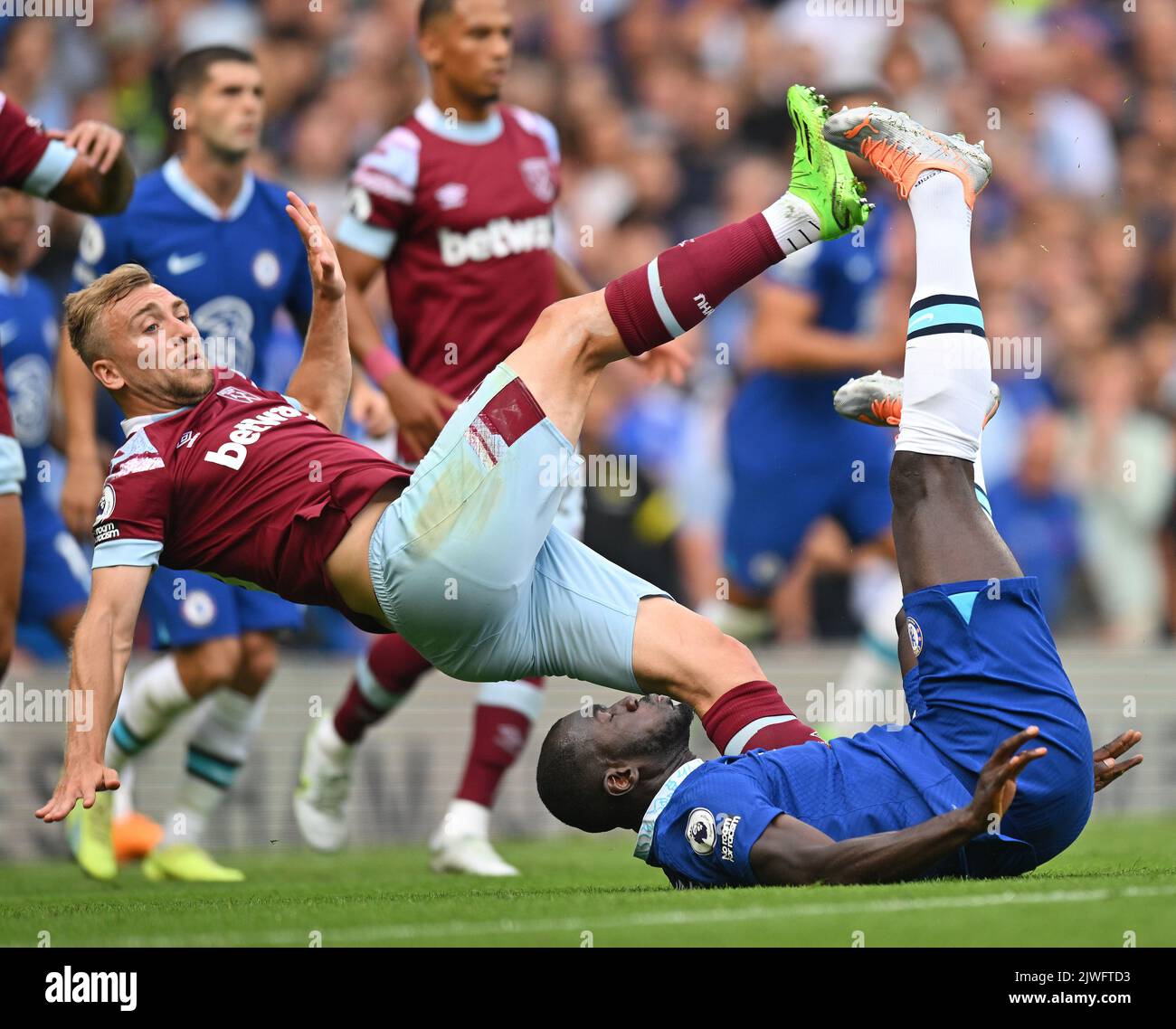 03 Sep 2022 - Chelsea gegen West Ham United - Premier League - Stamford Bridge Jarrod Bowen von West Ham stößt während des Spiels auf Stamford Bridge auf Kalidou Koulibaly. Picture : Mark Pain / Alamy Live News Stockfoto