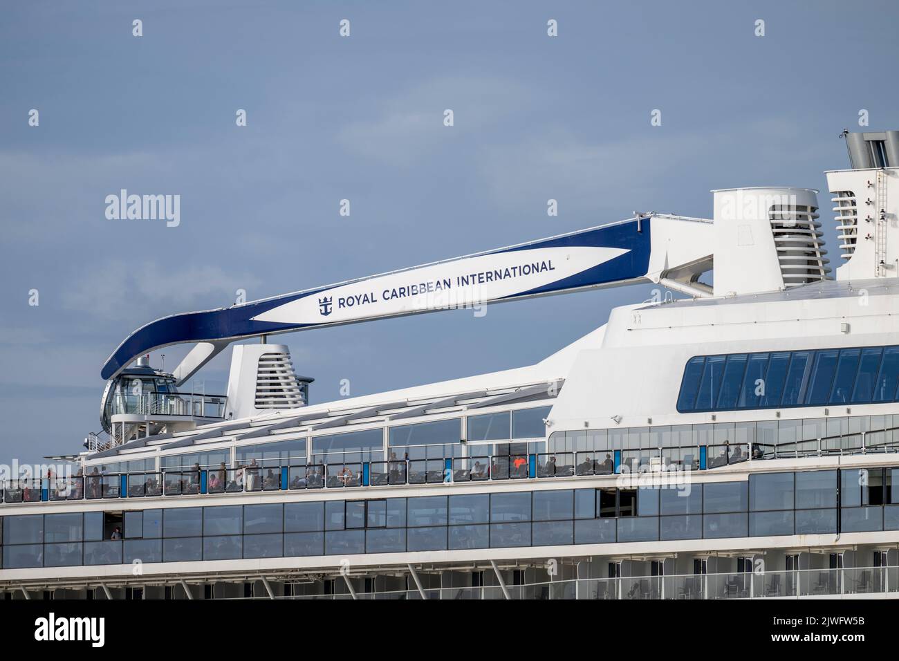 Die Hymne of the Seas fährt kurz nach dem Verlassen des Hafens von Southampton an Calshot vorbei. Stockfoto