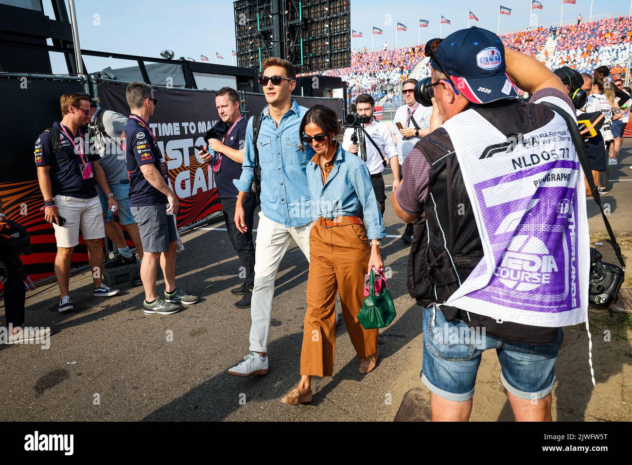 RUSSELL George (gbr), Mercedes AMG F1 Team W13, und seine Freundin Carmen Montero Mundt, während des Formel 1 Heineken Dutch Grand Prix 2022, 15. Lauf der FIA Formel 1 Weltmeisterschaft 2022 vom 2. Bis 4. September 2022 auf dem Zandvoort Circuit, in den Niederlanden, Belgien - Foto: Florent Gooden/DPPI/LiveMedia Stockfoto