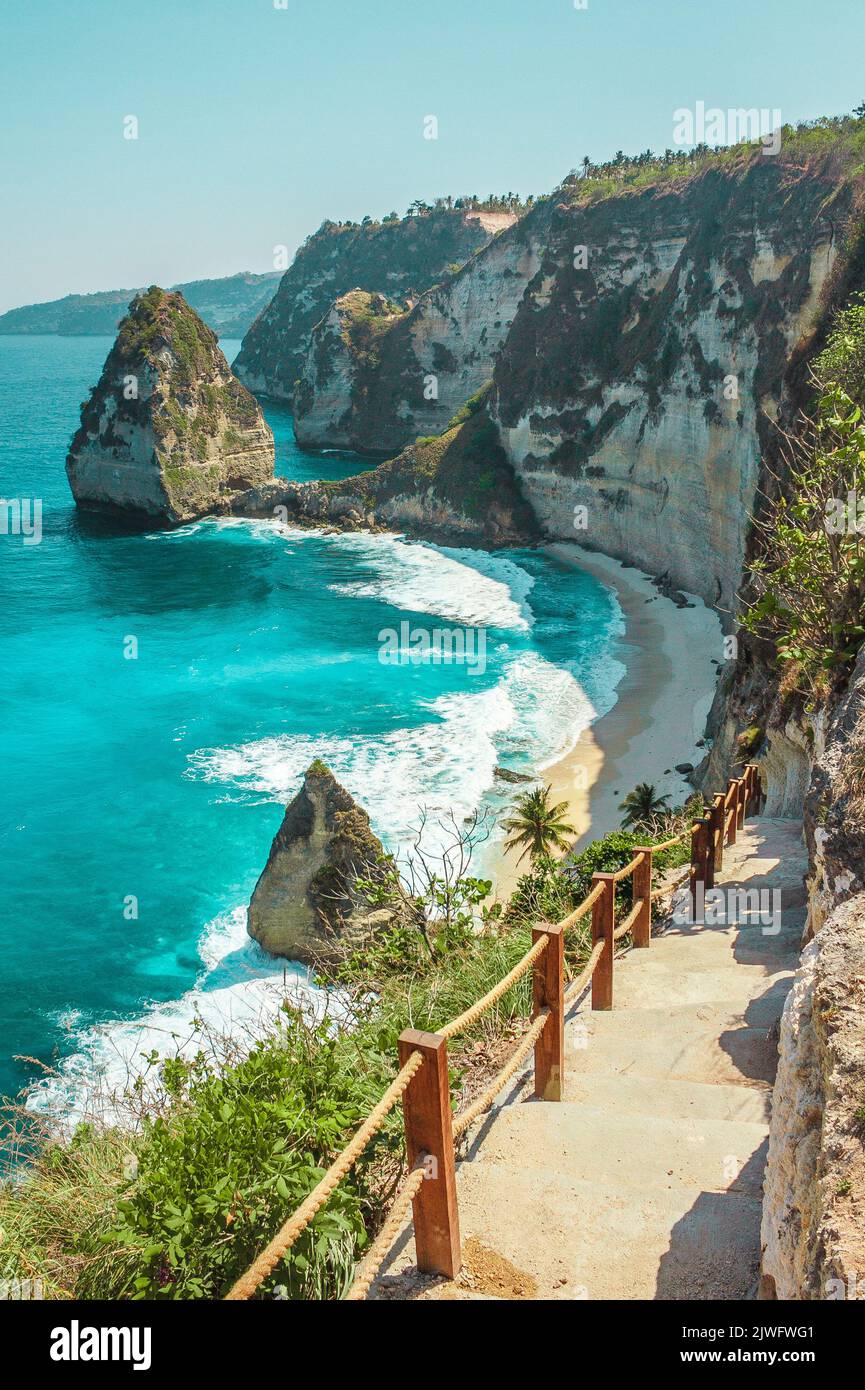 Atuh, Diamond Beach, Nusa Penida Insel in der Nähe von Bali, Indonesien. Meereswellen, Klippen, Wüstenstrand. Stockfoto