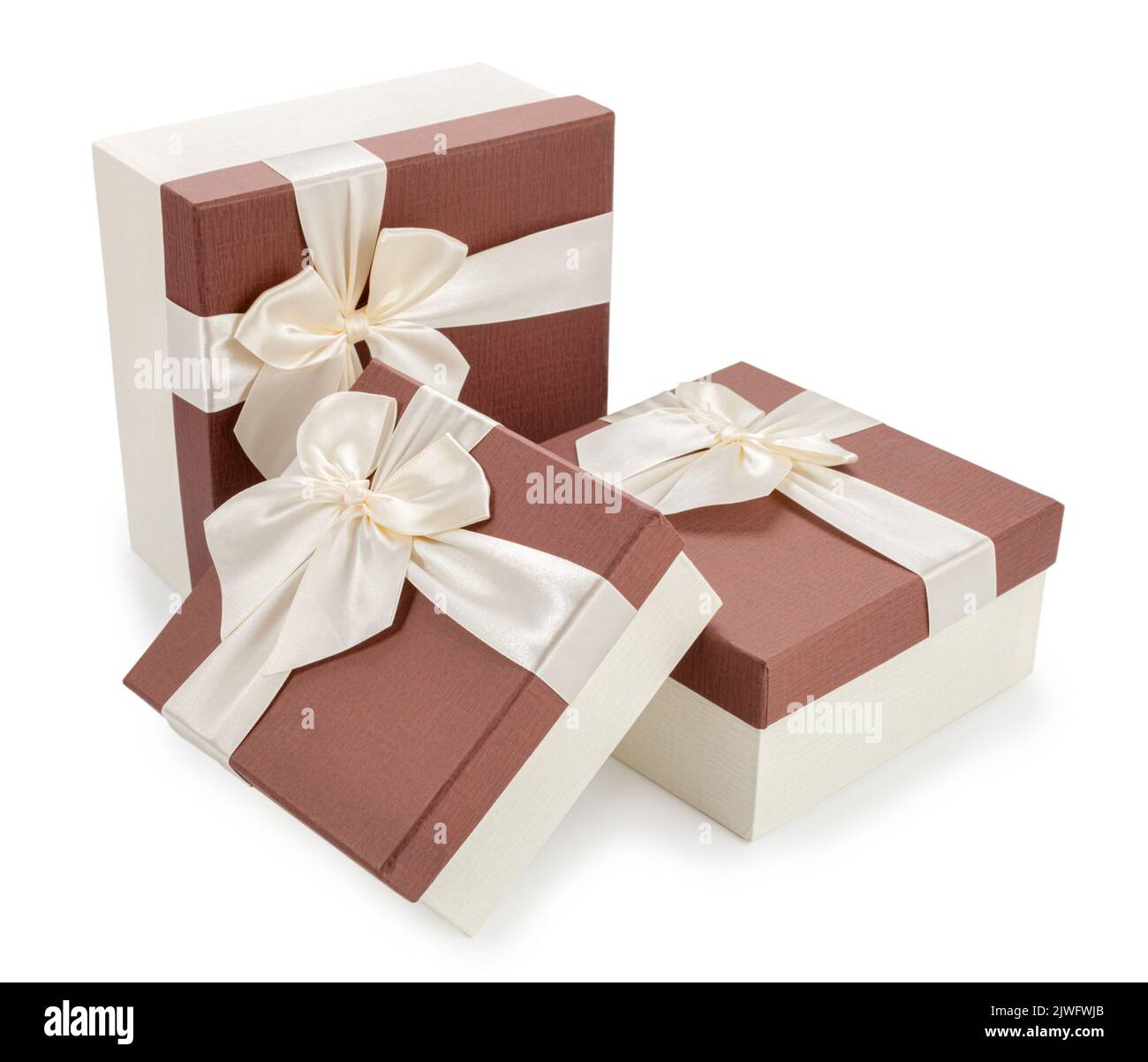 Set aus drei Geschenken. Braune Schachteln mit beigen Schleifen isoliert auf weißem Hintergrund Stockfoto