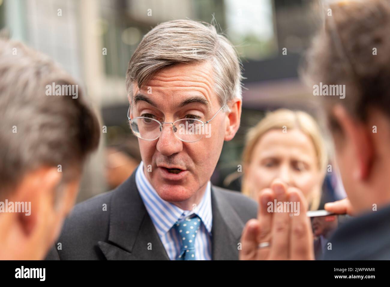 Jacob Rees-Mogg MP im Queen Elizabeth II Centre nach der Ankündigung der Führung der Konservativen Partei, London, Großbritannien. Minister der Regierung Stockfoto