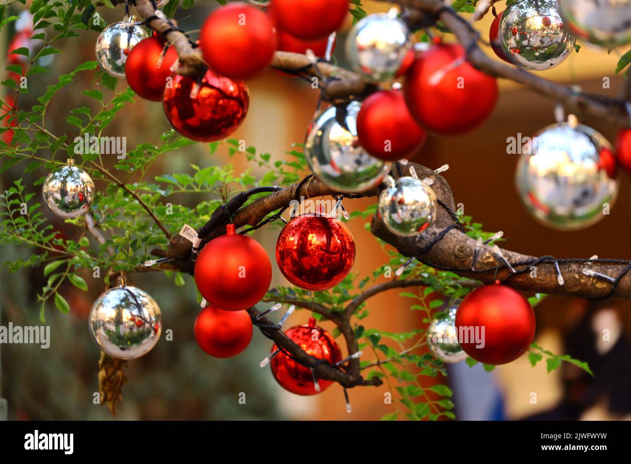 Weihnachtsschmuck auf der Straße mit Weihnachtskugeln Stockfoto