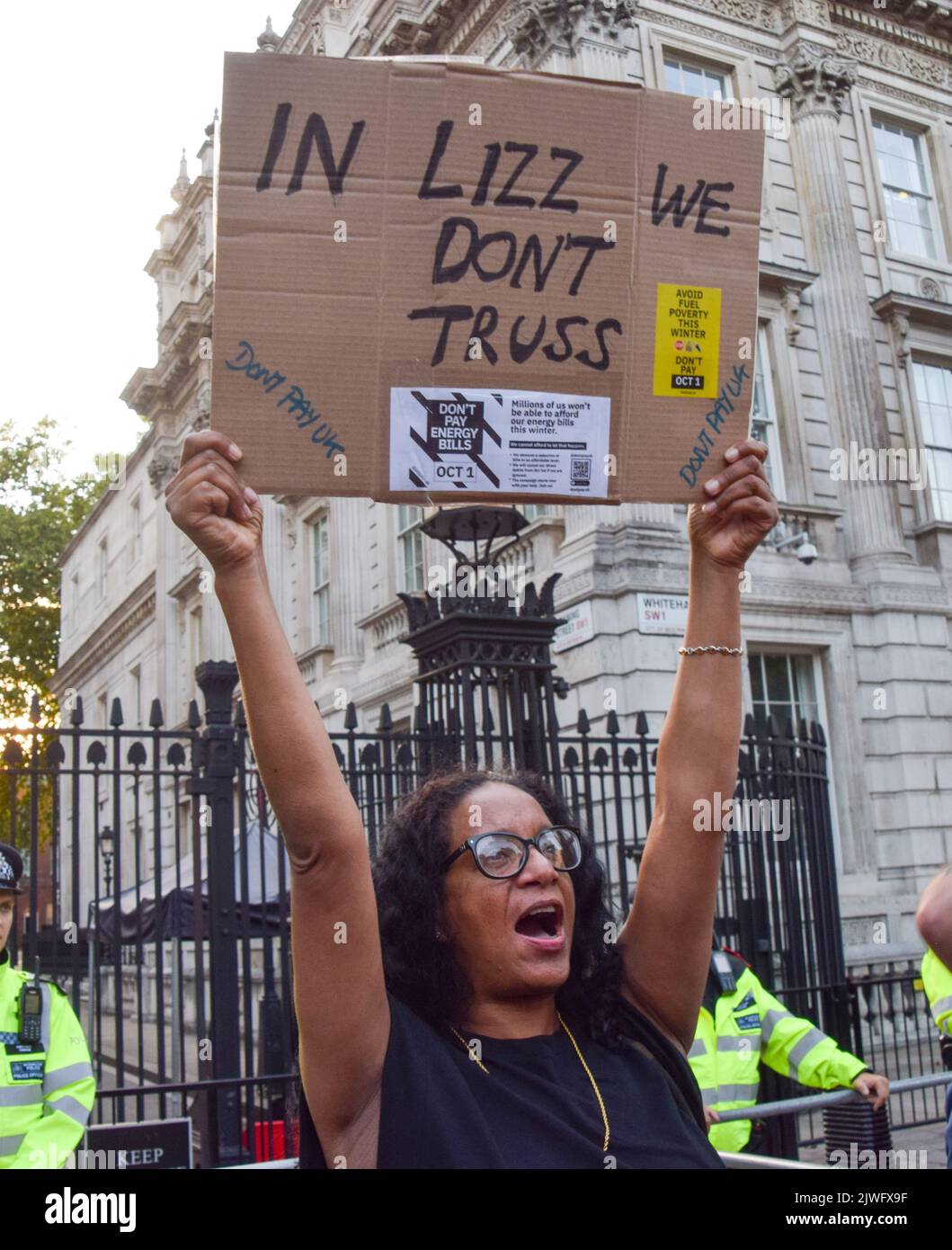 London, England, Großbritannien. 5. September 2022. Ein Protestler hält ein Schild mit der Aufschrift ''in Lizz we don't Truss''. Demonstranten versammeln sich vor der Downing Street, Teil der Kampagne „Don't Pay“ gegen massive Energiepreiserhöhungen, als Liz Truss die Rolle des Premierministers übernimmt. Mehr als 160.000 Menschen haben sich für die Kampagne angemeldet und werden ihre Lastschriften an Energieversorger am 1.. Oktober absagen, sofern die Preise nicht sinken. (Bild: © Vuk Valcic/ZUMA Press Wire) Stockfoto
