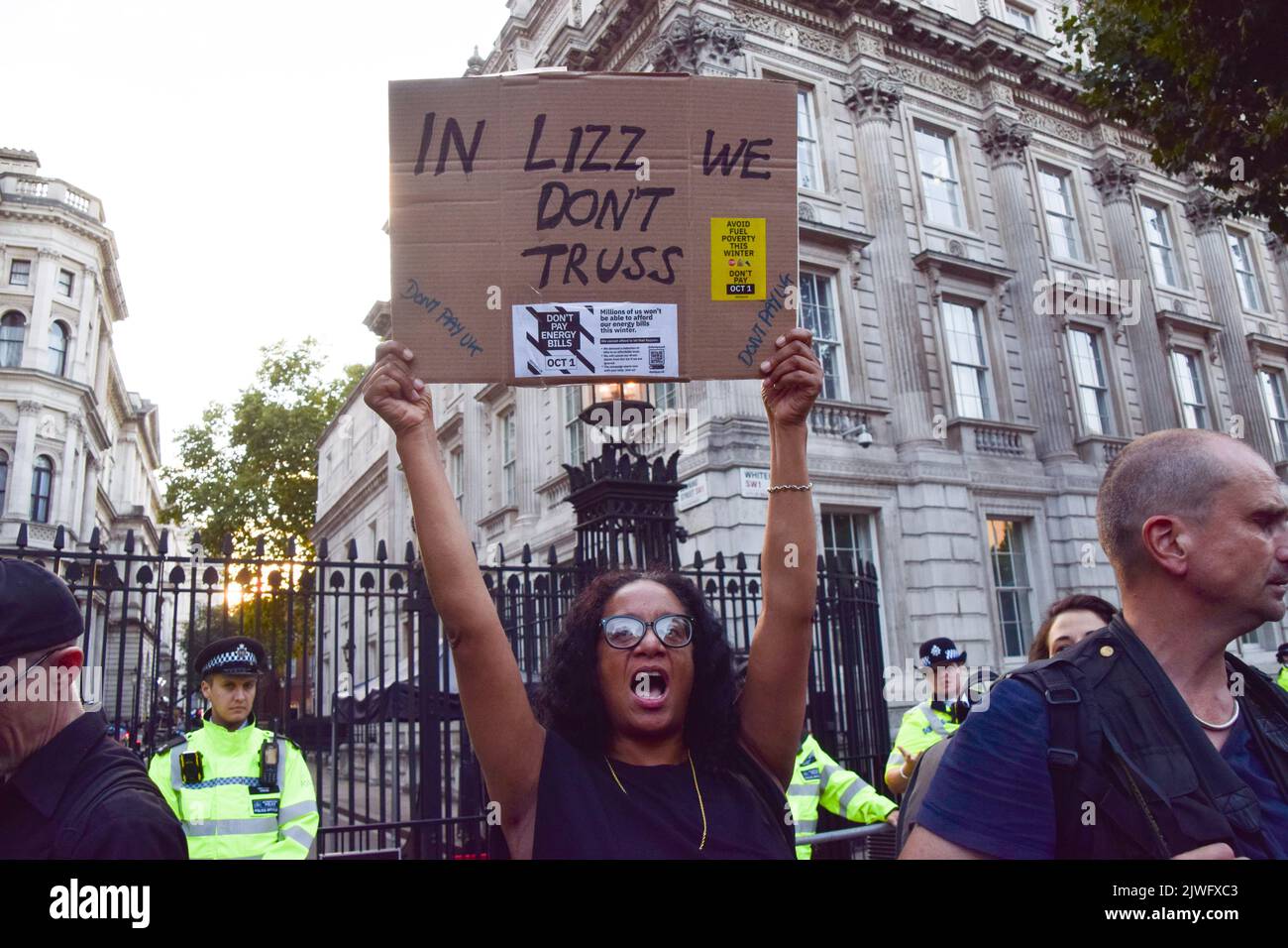 London, England, Großbritannien. 5. September 2022. Ein Protestler hält ein Schild mit der Aufschrift ''in Lizz we don't Truss''. Demonstranten versammeln sich vor der Downing Street, Teil der Kampagne „Don't Pay“ gegen massive Energiepreiserhöhungen, als Liz Truss die Rolle des Premierministers übernimmt. Mehr als 160.000 Menschen haben sich für die Kampagne angemeldet und werden ihre Lastschriften an Energieversorger am 1.. Oktober absagen, sofern die Preise nicht sinken. (Bild: © Vuk Valcic/ZUMA Press Wire) Stockfoto