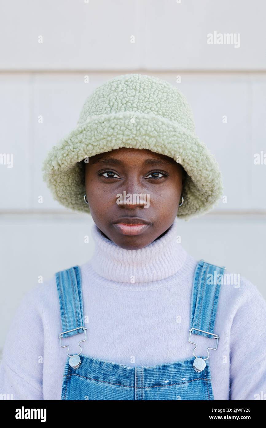 Porträt einer selbstbewussten jungen erwachsenen trendigen afrikanischen Frau, die die Kamera im Freien betrachtet Stockfoto