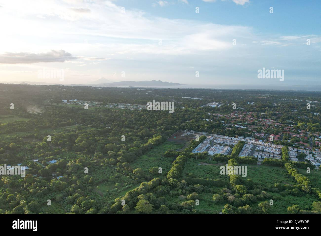 Grüne Naturlandschaft über Managua City Luftdrohnenansicht Stockfoto