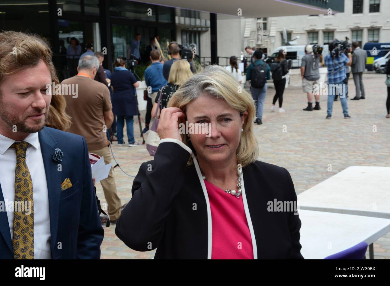 Das Tory Leadership Race kommt an den Kopf und Abgeordnete und Parteimitglieder versammeln sich am 5.. September 2022 im QEII Center in Westminster, um das Ergebnis zu hören. Stockfoto