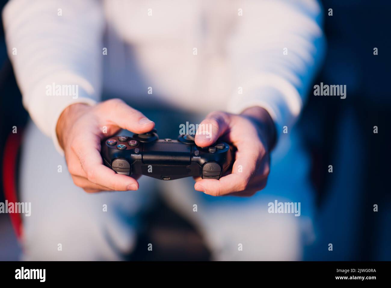 Guy junge Erwachsene Mann Gamer spielen Videospiel auf Spielkonsole halten Gamepad Nahaufnahme Hände Stockfoto