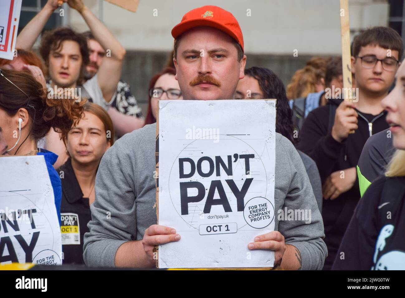 London, Großbritannien. 5.. September 2022. Demonstranten versammeln sich außerhalb der Downing Street als Teil der Kampagne „Don’t Pay“ gegen massive Energiepreiserhöhungen, während Liz Truss die Rolle des Premierministers übernimmt. Über 160.000 Menschen haben sich für die Kampagne angemeldet und werden ihre Zahlungen an Energieversorger am 1.. Oktober kündigen, wenn die Preise nicht sinken. Kredit: Vuk Valcic/Alamy Live Nachrichten Stockfoto