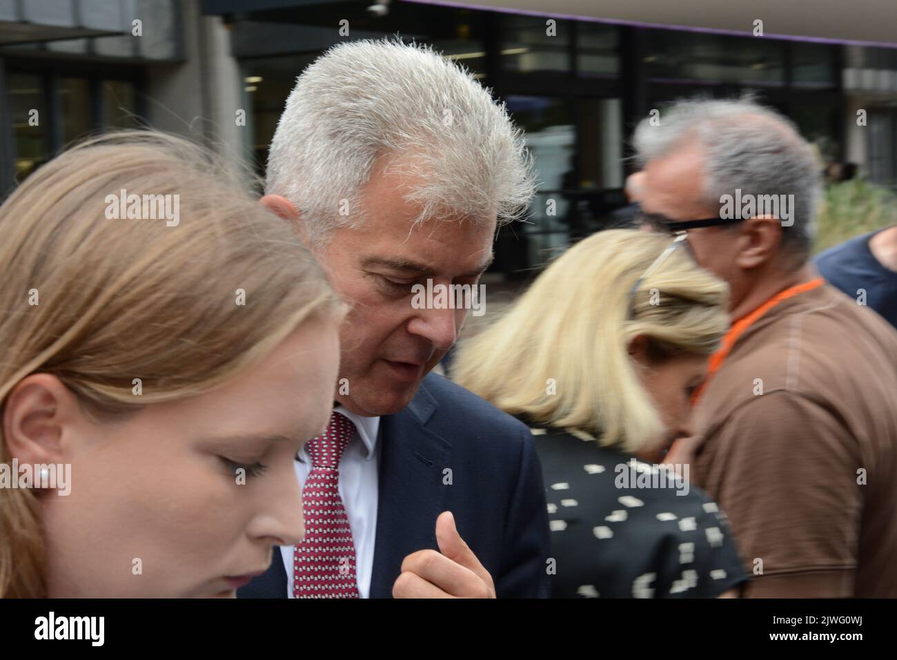 Das Tory Leadership Race kommt an den Kopf und Abgeordnete und Parteimitglieder versammeln sich am 5.. September 2022 im QEII Center in Westminster, um das Ergebnis zu hören. Stockfoto