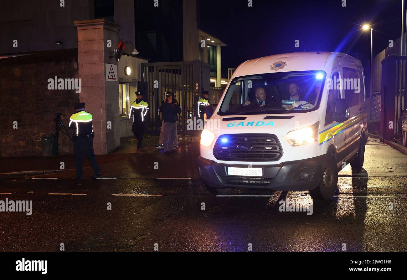 Ein Gard van verlässt den Strafgerichtshof in Dublin. Andy Cash, 24
