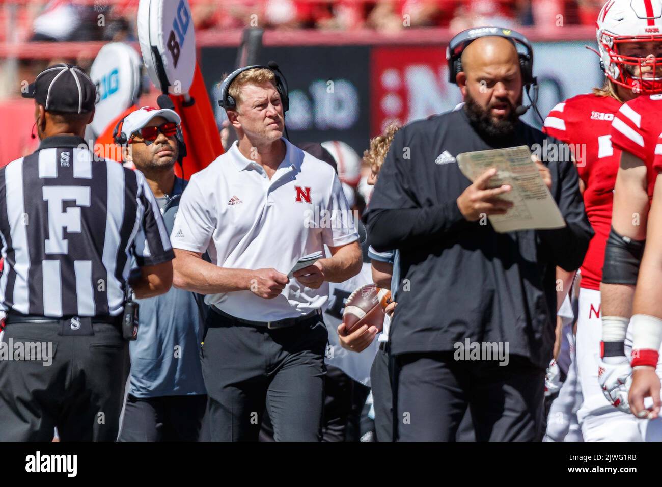 Lincoln, NE. USA, 03.. September 2022. Scott Frost, Cheftrainer von Nebraska Cornhuskers, während eines Fußballspiels der NCAA Division 1 zwischen North Dakota Fighting Hawks und den Nebraska Cornhuskers im Memorial Stadium in Lincoln, NE. Nebraska gewann 38-17.Teilnahme: 86,590.3 83. aufeinanderfolgende Ausverkauf.Michael Spomer/Cal Sport Media/Alamy Live News Stockfoto