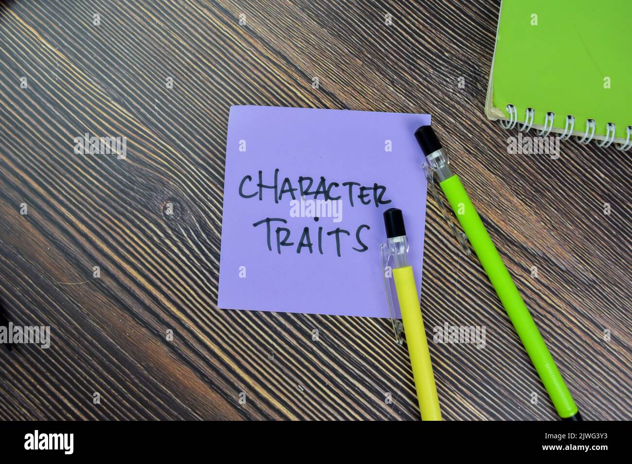 Konzept der Charaktereigenschaften Schreiben Sie auf Haftnotizen isoliert auf Holztisch. Stockfoto