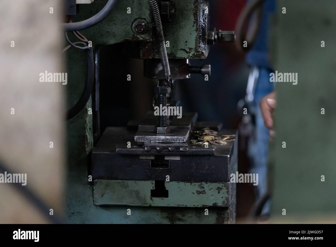 Maschine und Werkzeug von Computer Numerical Control CNC, Fabrik schafft Metall Religion Kunst wie Gold Walzmaschine und wenig Schmuck in religiösen ce Stockfoto
