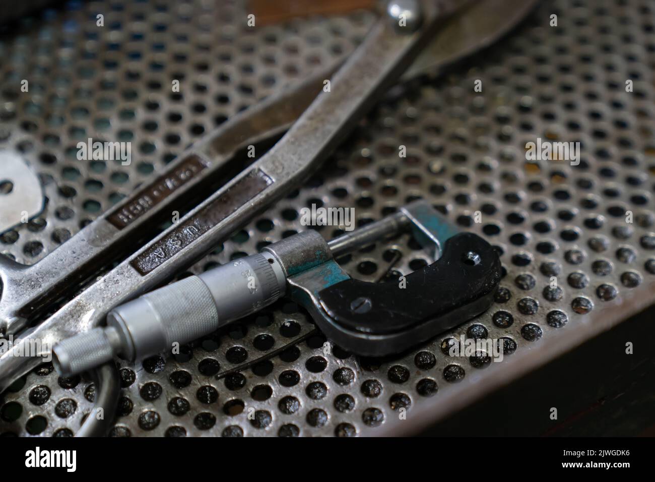 Maschine und Werkzeug von Computer Numerical Control CNC, Fabrik schafft Metall Religion Kunst wie Gold Walzmaschine und wenig Schmuck in religiösen ce Stockfoto