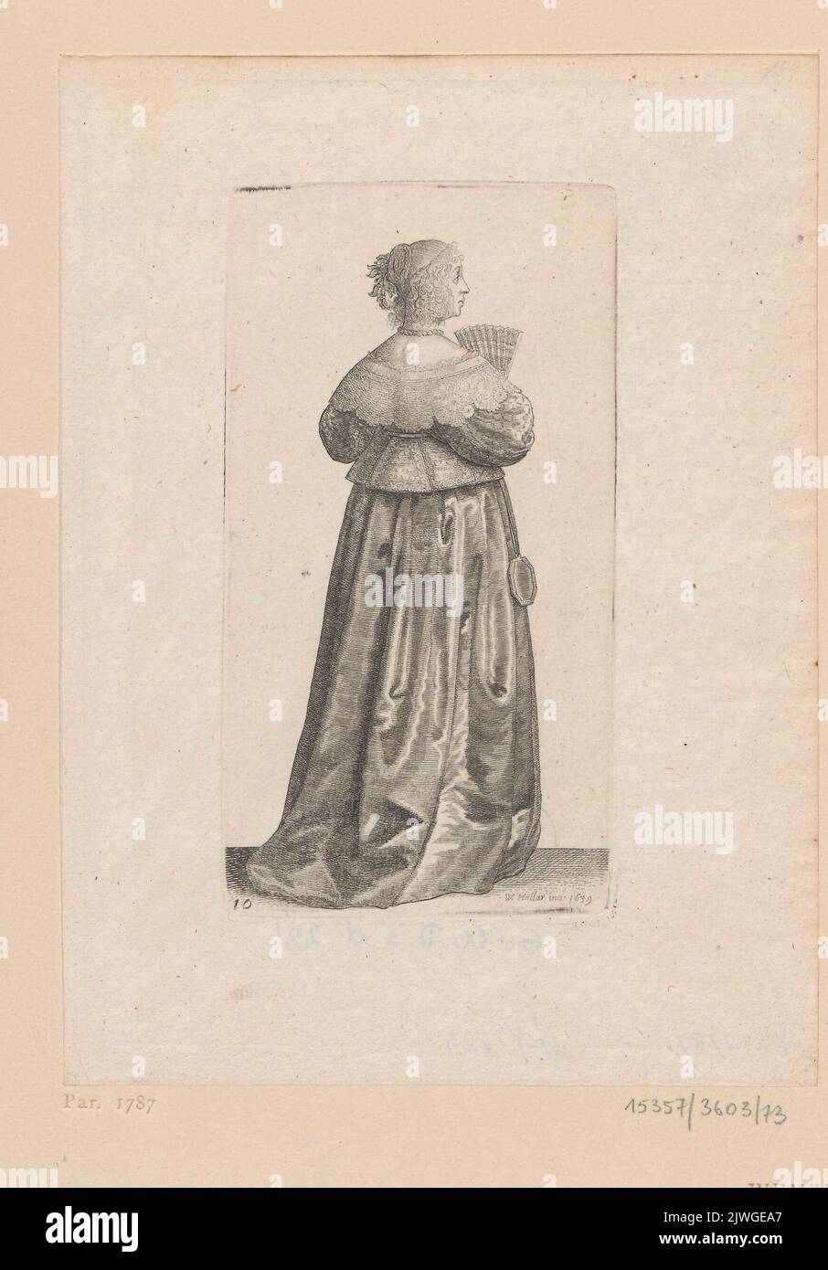 Dame mit einem Fächer und achteckigem Spiegel auf einem langen Band an der Taille, dargestellt von hinten, Kopf nach rechts gedreht. Hollar, Wenzel (1607-1677), Grafiker Stockfoto