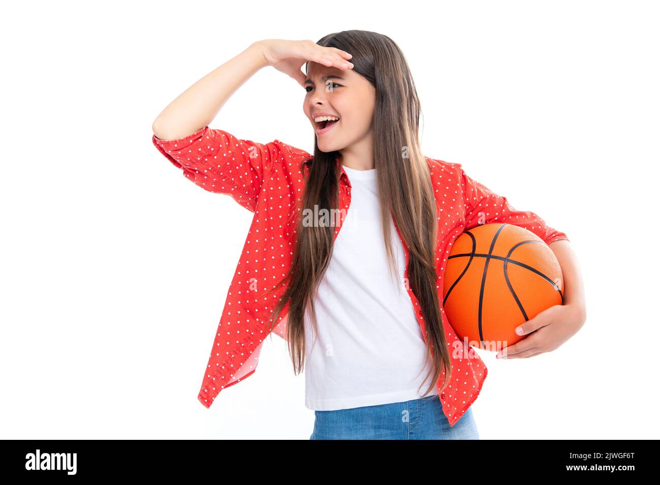 Teen Mädchen mit Basketball Ball isoliert auf weißem Hintergrund. Konzept von Kindersport, aktiver Lebensstil, Gesundheit, Teamspiel, Hobby. Portrait of emotional Stockfoto