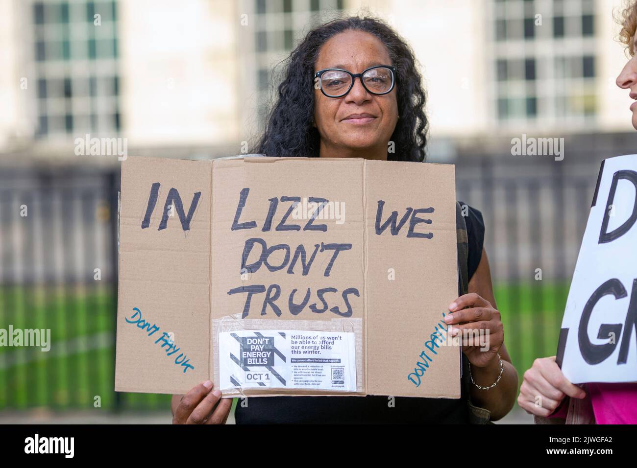 London, England, Großbritannien. 5. September 2022. Ein Protestler hält ein Schild mit der Aufschrift ''in Lizz we don't Truss''. Demonstranten versammeln sich vor der Downing Street, Teil der Kampagne „Don't Pay“ gegen massive Energiepreiserhöhungen, als Liz Truss die Rolle des Premierministers übernimmt. Mehr als 160.000 Menschen haben sich für die Kampagne angemeldet und werden ihre Lastschriften an Energieversorger am 1.. Oktober absagen, sofern die Preise nicht sinken. Horst Friedrichs / Alamy Live News Stockfoto