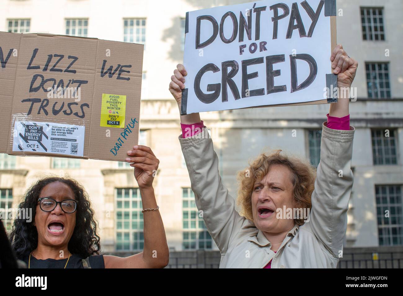 London, England, Großbritannien. 5. September 2022. Ein Protestler hält ein Schild mit der Aufschrift ''in Lizz we don't Truss''. Demonstranten versammeln sich vor der Downing Street, Teil der Kampagne „Don't Pay“ gegen massive Energiepreiserhöhungen, als Liz Truss die Rolle des Premierministers übernimmt. Mehr als 160.000 Menschen haben sich für die Kampagne angemeldet und werden ihre Lastschriften an Energieversorger am 1.. Oktober absagen, sofern die Preise nicht sinken. Horst Friedrichs / Alamy Live News Stockfoto