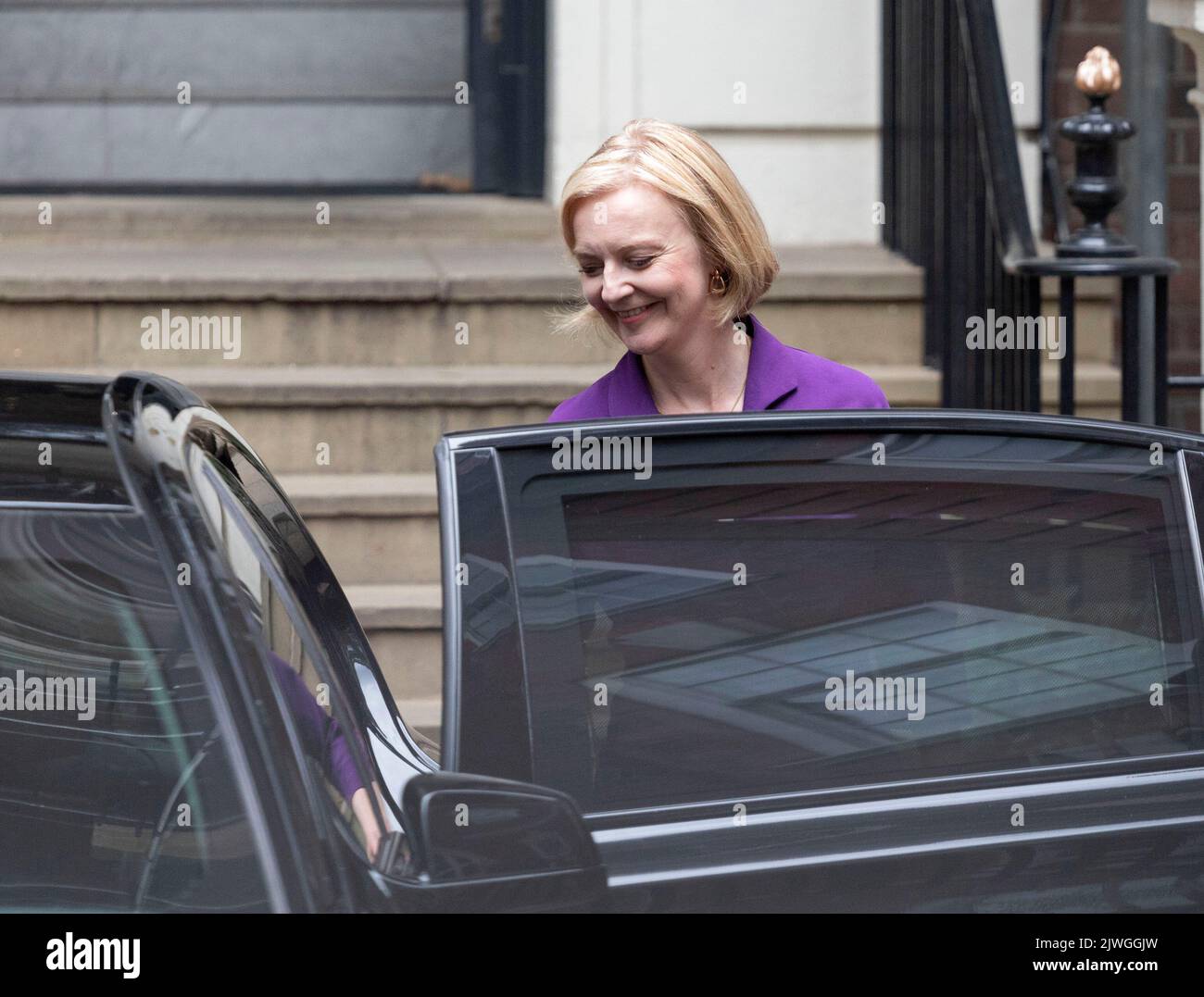 London, Großbritannien. 5. September 2022. Liz Truss verlässt am 5. September 2022 das Hauptquartier der Konservativen Partei in London, Großbritannien. Liz Truss, Außenministerin des Vereinigten Königreichs (UK), hat den Führungswettbewerb der regierenden Konservativen Partei gewonnen und wird Boris Johnson als neuen Premierminister des Landes ersetzen. Quelle: Belinda Jiao/Xinhua/Alamy Live News Stockfoto