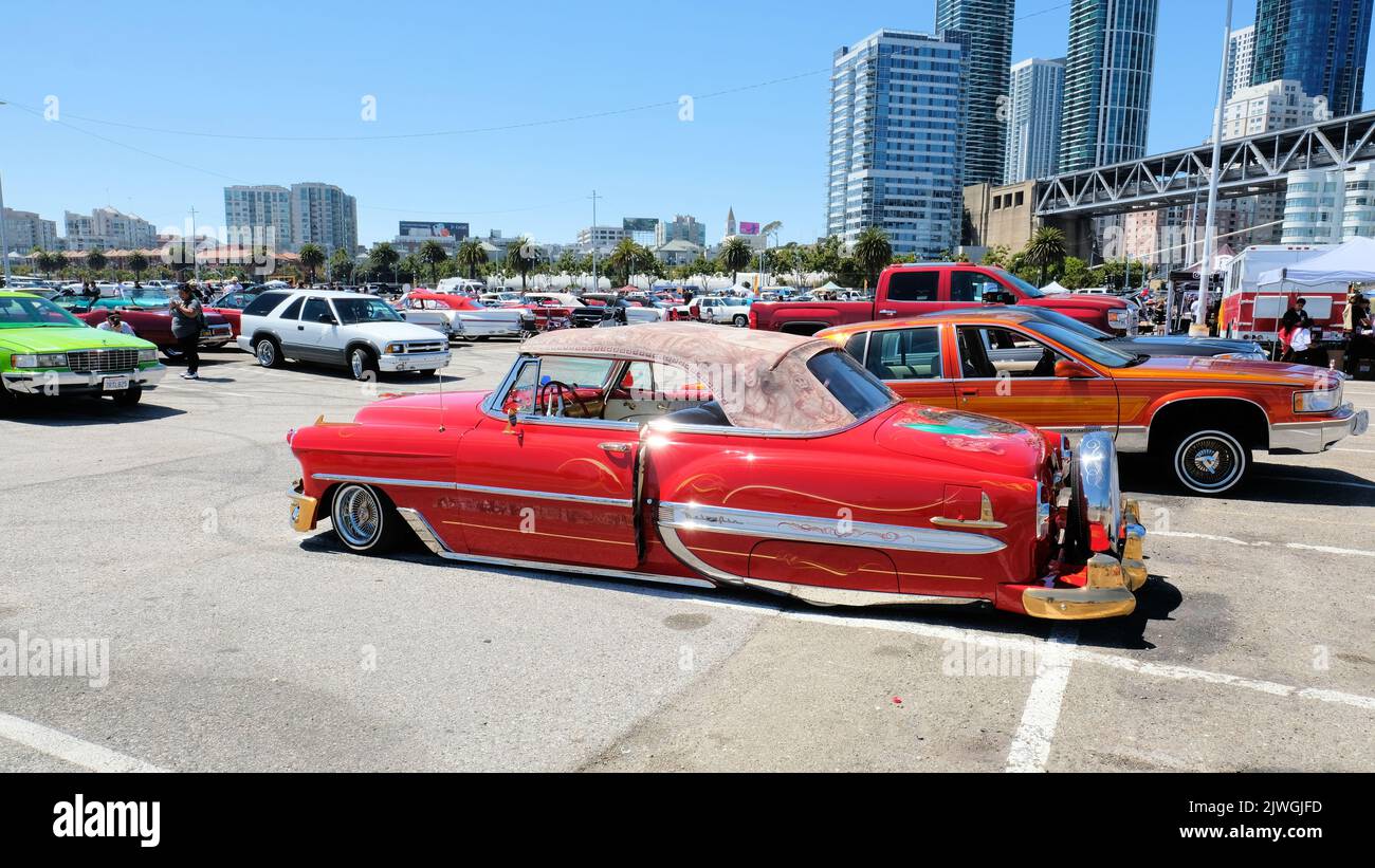 Red Chevrolet Bel Aire Low Rider Cabriolet mit mexikanischen Details, Themen und Motiven auf der Leinwand; restauriertes Auto; hispanisches Kulturerbe; San Francisco Stockfoto
