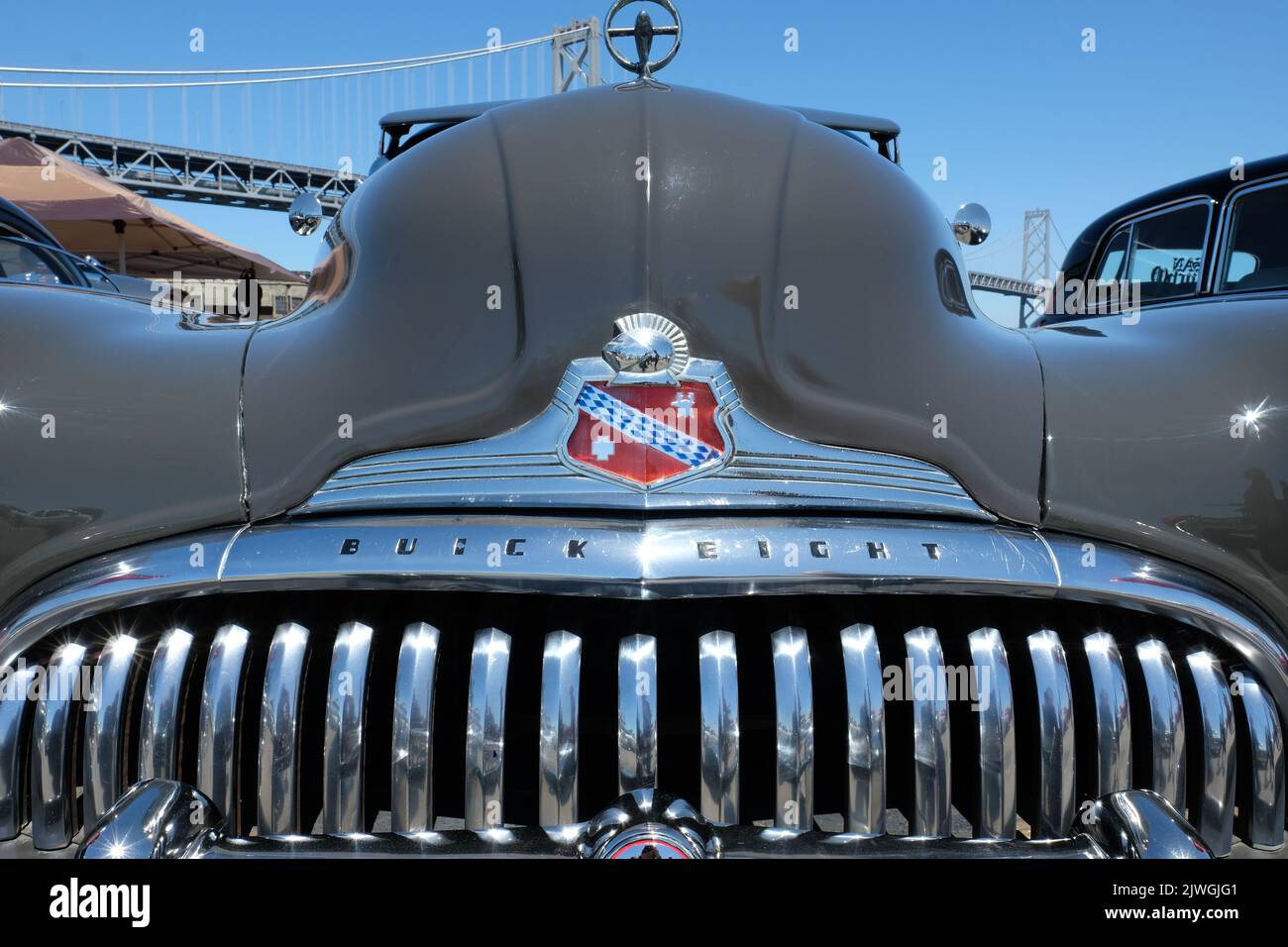 Buick Acht Schild-Logo über dem Grill einer Buick Super Series 50 Modell Limousine 1947; klassisches Automobil und Logo in 1947-1949 Buick-Modellen verwendet. Stockfoto